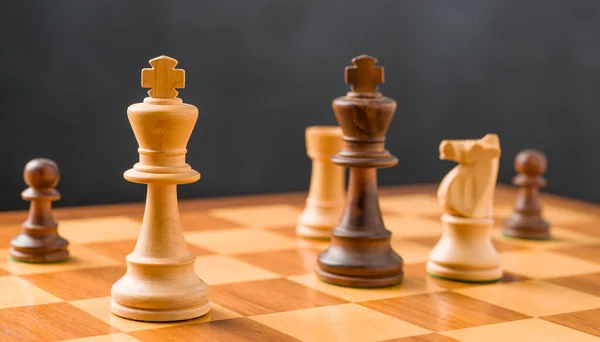 Schachfiguren Auf Dem Schachbrett Fokus Auf Die Könige — Stockfoto