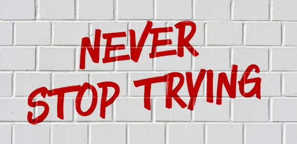 Γκράφιτι Τοίχο Από Τούβλα Ποτέ Μην Σταματήσετε Προσπαθείτε — Φωτογραφία Αρχείου