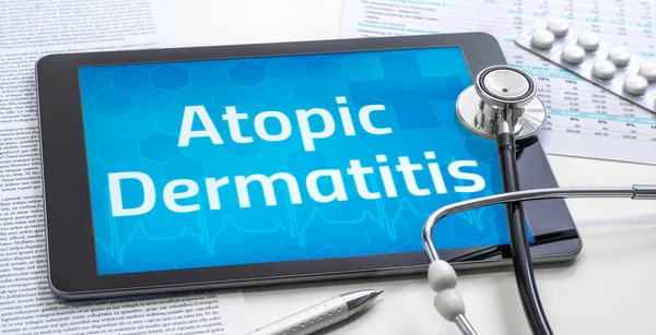 Das Wort Atopische Dermatitis Auf Dem Display Einer Tablette — Stockfoto