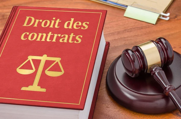 Een Wetboek Met Een Hamer Contractrecht Het Frans Droit Des — Stockfoto