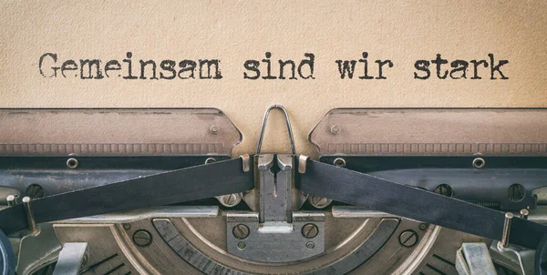 Tekst Napisany Maszynie Pisania Vintage Razem Jesteśmy Silni Niemiecku Gemeinsam — Zdjęcie stockowe