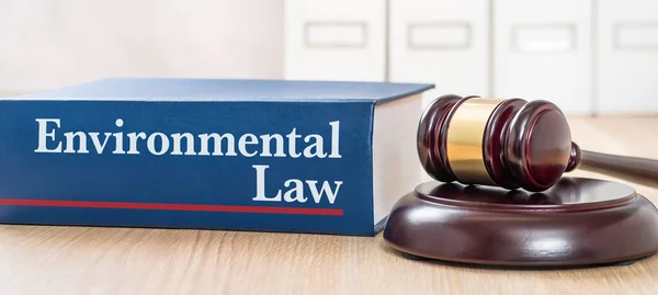 Ein Gesetzbuch Mit Dem Hammer Umweltrecht — Stockfoto