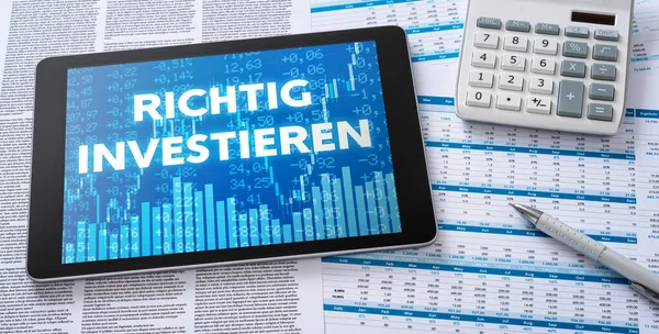 带有财务文件的平板电脑 德国投资建议 Richtig投资公司 — 图库照片