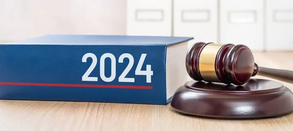 Een Wetboek Met Een Hamer 2024 — Stockfoto