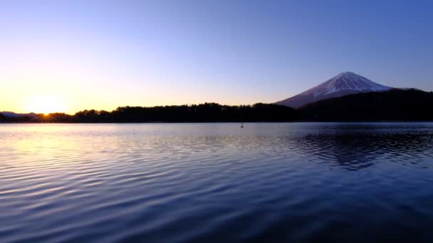 太阳升起和山顶 2023年2月1日来自川口湖的富士 — 图库视频影像