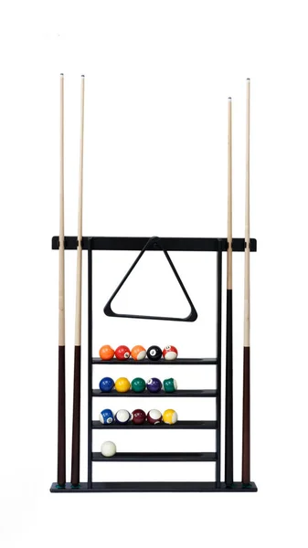 Bilardo topu ve üçgenli ıstaka standı. Amerikan bilardosu ve bilardo oynamak için ekipman. Mobilya elementi, raflı raf.