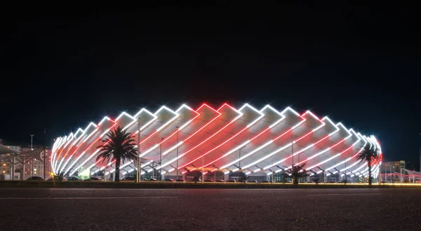 2021年10月27日 佐治亚州巴统 巴统体育场 明亮的红色和白色现代体育场建筑的夜景 免版税图库图片