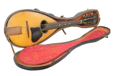 Beyaz arkaplanda izole edilmiş eski bir mandolin.