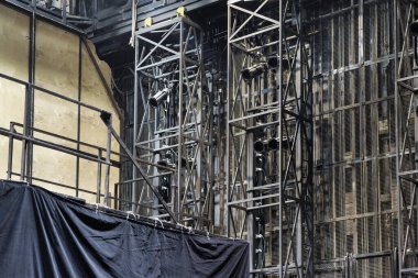 Tiyatronun sahne arkasında teknik ekipman var. Bir tiyatro etkinliği için sahne spot ışıklandırma donanımı yapısı