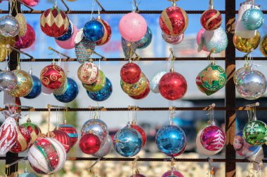 Kürsüde bulanık bir arka planda çeşitli renkli Noel baloları