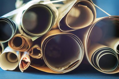 Farklı boyutlarda kağıt parşömenleri, seçici odak