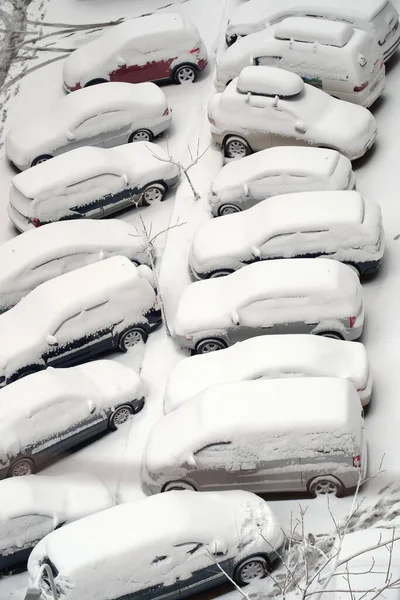 Rad Parkerade Bilar Täckt Med Snö Kraftigt Snöfall Ovanifrån — Stockfoto