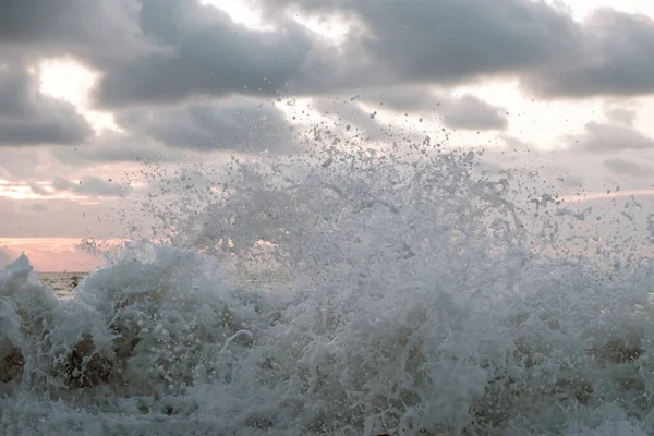 Schaumige Meereswellen Plätschern Stürmisch Bewölkt Hintergrund — Stockfoto