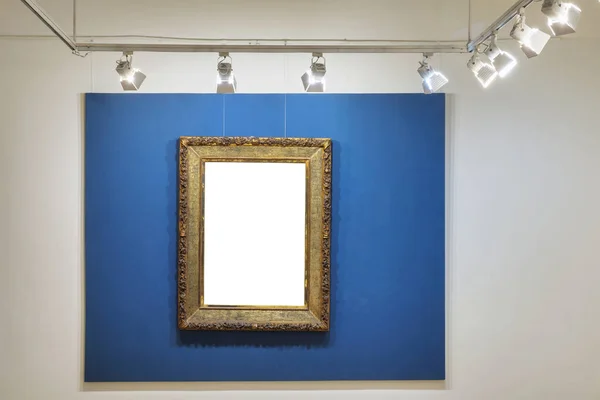 旧式的老式金框在明亮的蓝色背景上 美术馆内部 — 图库照片