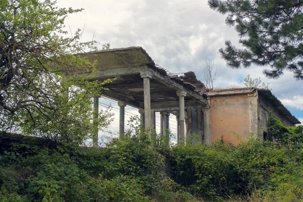 Oude Verwoeste Verlaten Stationsgebouw Begroeid Met Planten — Stockfoto