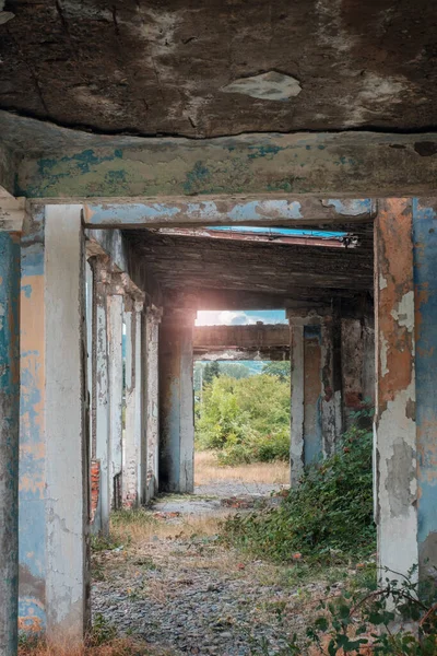 旧废弃的破烂不堪的大楼入口 — 图库照片