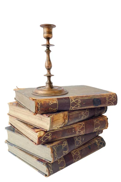 Starý Kovový Bronzový Svícen Hromadě Starých Knih Izolované Bílém Pozadí — Stock fotografie