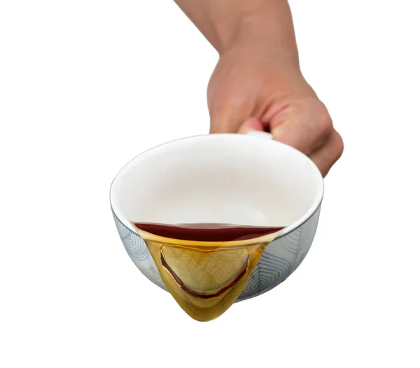 Hand Hält Eine Teetasse Mit Eingießendem Tee Isoliert Auf Weißem — Stockfoto