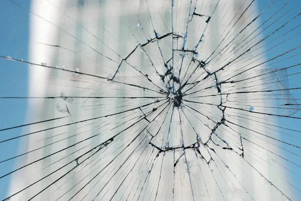 玻璃碎了 玻璃在一个模糊的建筑背景上被撞碎了 — 图库照片