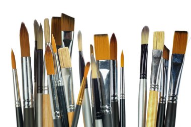 Çeşitli profesyonel boya fırçaları, beyaz arka planda izole edilmiş.