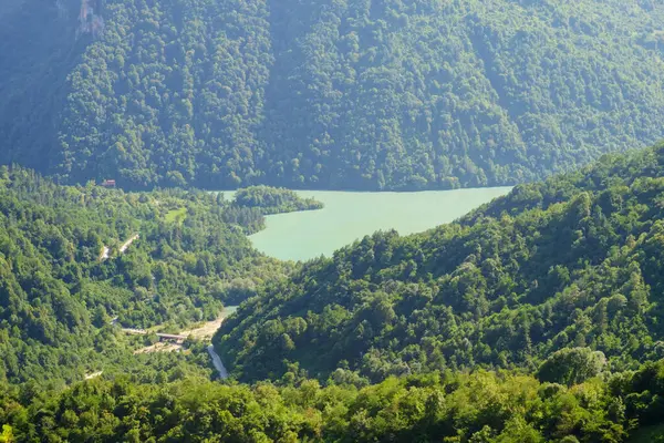 Blick Auf Einen Grünen See Zwischen Bewaldeten Bergen — Stockfoto