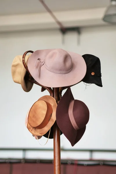 Uma Variedade Chapéus Coloridos Vintage Pendurados Rack Revestimento Marrom Madeira — Fotografia de Stock