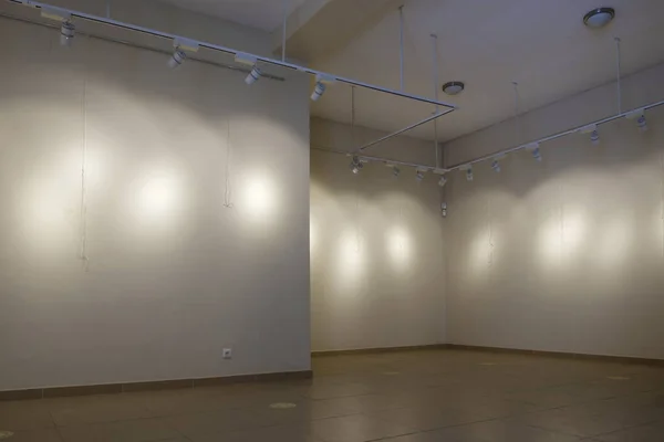 艺术展览馆有点灯的空大厅的内部 — 图库照片