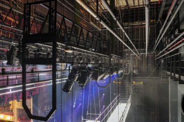 Tiyatronun sahne arkasında teknik ekipman var. Sahne ışıkları canlı müzikal ve tiyatro etkinlikleri için donanım yapısı