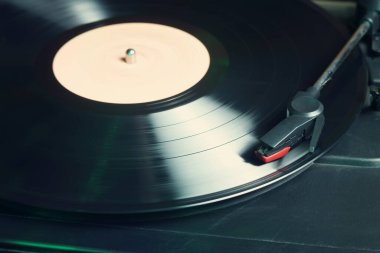 Dönen siyah vinil plaklı Retro kaydedici 