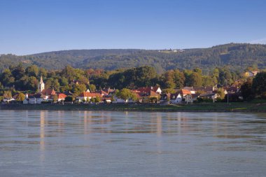 Tuna Nehri kıyısındaki bir Avusturya köyünün manzarası. Melk Bölgesi, Aşağı Avusturya