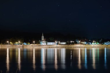 Tuna Nehri kıyısındaki bir Avusturya köyünün gece manzarası. Melk Bölgesi, Aşağı Avusturya