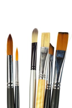 Beyaz arka planda çeşitli profesyonel boya fırçaları izole edildi