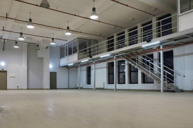 Asma katlı, büyük, aydınlık bir sanayi alanının içi