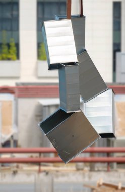 İpte asılı galvanizli çelikten yapılmış havalandırma boruları.