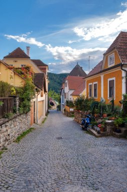 Durnstein, Avusturya, 19 Eylül 2023: Avusturya 'nın tarihi Durnstein kasabasındaki eski dar cadde.