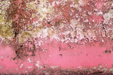 Kabataslak desenli eski duvarda pembe boya, grunge arkaplan. 