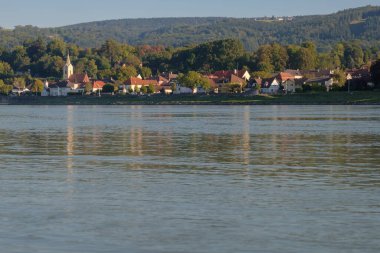 Tuna Nehri kıyısındaki bir Avusturya köyünün manzarası. Melk Bölgesi, Aşağı Avusturya