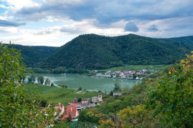 Tuna nehri boyunca uzanan ortaçağ kenti Durnstein. Wachau Vadisi, Avusturya