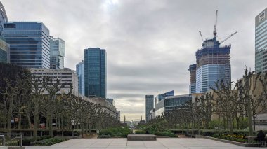 Paris, Fransa, 7 Haziran 2023: Paris La Defense 'da yüksek bina ve bahçe