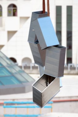 İpte asılı galvanizli çelikten yapılmış havalandırma boruları.