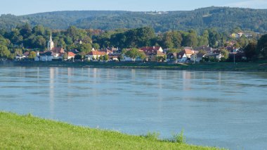 Tuna Nehri kıyısındaki bir Avusturya köyünün manzarası. Melk Bölgesi, Aşağı Avusturya