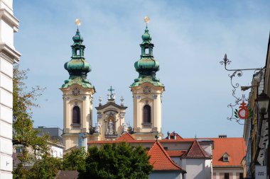 Ignatius Kilisesi 'nin kuleleri - Linz' in ana meydanında eski bir katedral - Avusturya