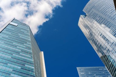 Paris, Fransa, 7 Haziran 2023: Gökdelenlerin mavi arkaplandaki görüntüsü