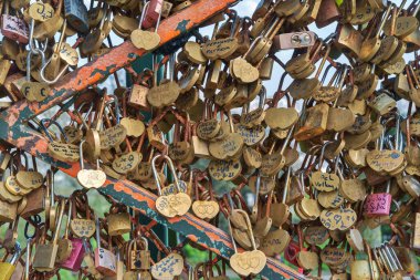 Paris, Fransa, Haziran 5, 2023: Birbirini seven çiftlerin kilitleri çitin üzerinde