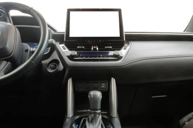 Arabanın içi izole edilmiş boş ekran ve ön camı var.