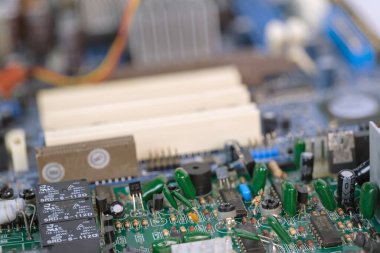 Yeşil bir elektronik devre kartı arkaplanı, kapat