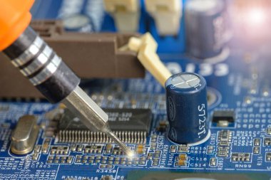Hasarlı elektronik devre lehimleme