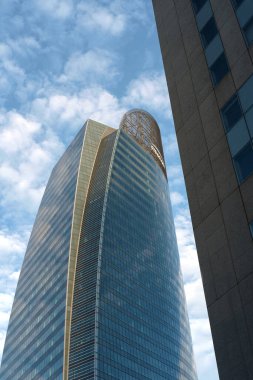  Mavi gökyüzü arkaplanındaki gökdelenlerin görüntüsü