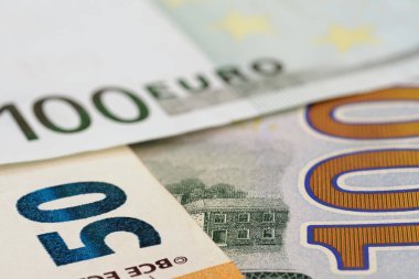 Euro ve dolar banknotları kapanıyor, nakit para geçmişi var. Para kavramı