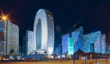 Batum, Gürcistan - 2 Ocak 2025. Marriott Otel binasının gece manzarası 